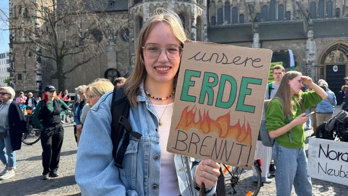 Simone Hoeland demonstriert in Bonn 