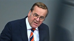 26.11.2025, Berlin: Boris Pistorius (SPD), Verteidigungsminister, spricht in der Generaldebatte im Bundestag zum Haushalt. 