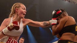 Hanna Hansen (Deutschland) bei Ihrem Box-Sieg gegen Jeanmary Martinez Paulino (Dominikanische Republik)