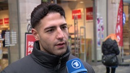 Mann in der Düsseldorfer Altstadt