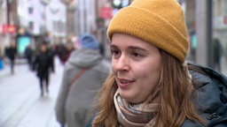 Frau spricht in die Kamera