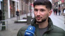 Mann in der Düsseldorfer Altstadt
