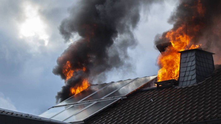 Feuer im Dachstuhl eines Hauses mit Photovoltaikanlage 