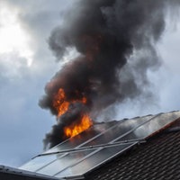 Feuer im Dachstuhl eines Hauses mit Photovoltaikanlage 
