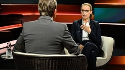 Eine Frau mit blonden langen Haaren und Brille sitzt im TV-Studio von Markus Lanz.