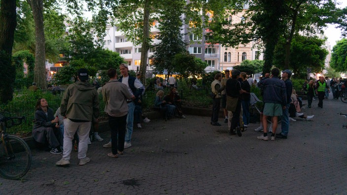Viele junge Menschen trinken Bier auf dem Brüsseler Platz