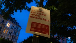 Schild zeigt Alkoholverbot von 22-6 Uhr am Brüsseler Platz