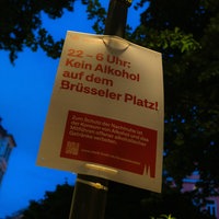 Schild zeigt Alkoholverbot von 22-6 Uhr am Brüsseler Platz