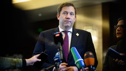 Bundesfinanzminister Klingbeil in China vor Reporter*innen