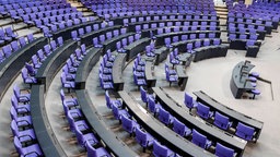 Leerer Plenarsaal im Deutschen Bundestag