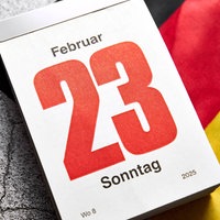 Ein Kalenderblatt zeigt das Datum der Bundestagswahl 2025