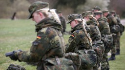 Soldaten der Bundeswehr üben im Rahmen ihrer Grundausbildung im Spezialpionierbataillon 164 in Husum an Handfeuerwaffen.