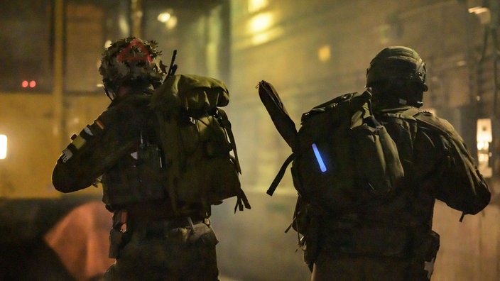 Zwei Soldaten laufen den U-Bahn-Schacht entlang