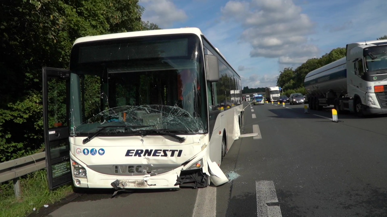 Der Linienbus steht mit geplatztem Reifen auf dem Seitenstreifen der A30