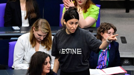 Bundestagsabgeordnete Cansın Köktük trägt im Bundestag ein T-Shirt mit der Aufschrift "Palestine".