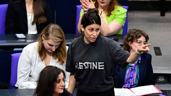Bundestagsabgeordnete Cansın Köktük trägt im Bundestag ein T-Shirt mit der Aufschrift "Palestine".