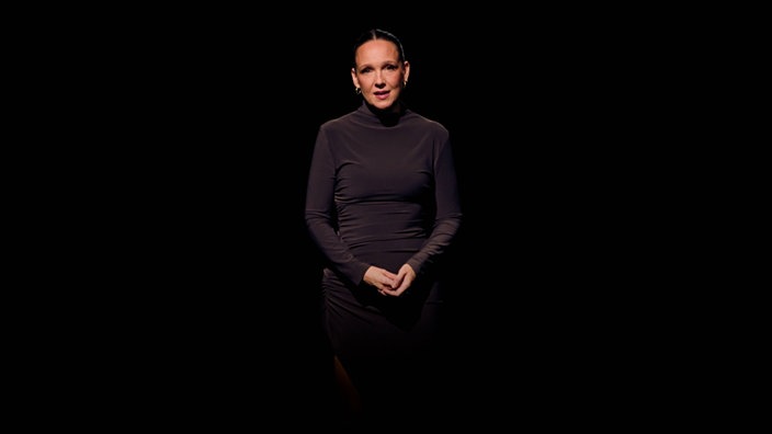 Carolin Kebekus vor schwarzem Hintergrund
