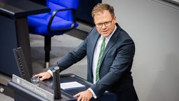 Carsten Schneider spricht im Plenum des Deutschen Bundestages