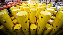 Castor-Transport durch NRW - Gelbe Castoren stehen in einer Halle