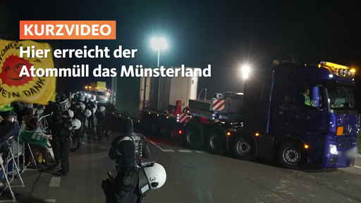 Lastkraftwagen mit Atommüll kommen in Ahaus an