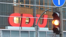 CDU in roten Großbuchstaben an einer Häuserwand