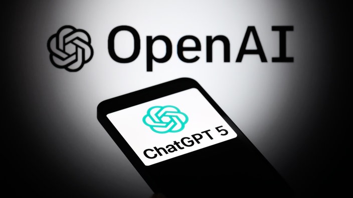 Auf einem Smartphone ist das ChatGPT-Logo zu sehen