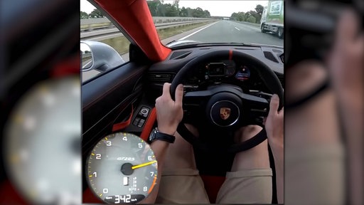 Screenshot: Ein Porsche-Fahrer filmt sich beim Fahren