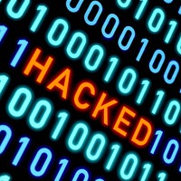 Das Wort "Hacked" steht zwischen einem Code aus Nullen und Einsen