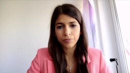 Eine junge Frau im Interview