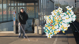 Bildmontage: Person mit Blindenstock auf Bahnsteig, NRW-Karte mit grünen, gelben und roten Markierungen