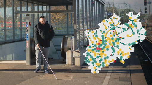 Bildmontage: Person mit Blindenstock auf Bahnsteig, NRW-Karte mit grünen, gelben und roten Markierungen