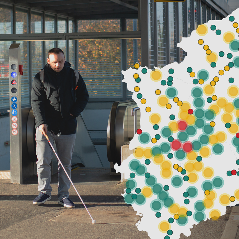 Bildmontage: Person mit Blindenstock auf Bahnsteig, NRW-Karte mit grünen, gelben und roten Markierungen