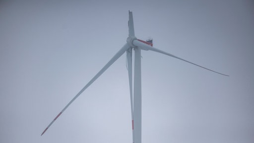 Ein Flügel eines Windrades ist abgebrochen