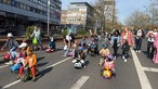 Mit Laufrädern, Rutscheautos, Cityrollern und Fahrrädern sind in Bochum Demonstranten auf den Straßen unterwegs