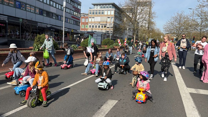 Mit Laufrädern, Rutscheautos, Cityrollern und Fahrrädern sind in Bochum Demonstranten auf den Straßen unterwegs
