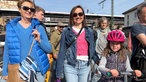Karin Picken (75), ihre Tochter Sandra Block (45) und Enkeltochter Lilith (6) sind zum ersten Mal bei einer Demo von Fridays for Future mit dabei