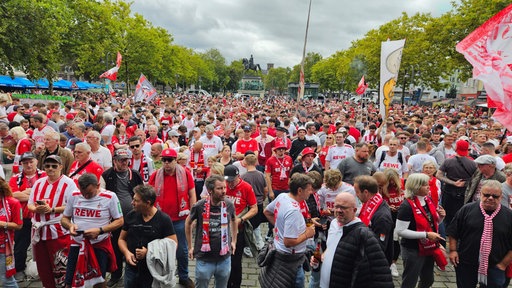 Am Heumarkt jetzt mehrere Tausend Anhänger