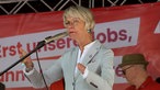 Rednerin Dorothee Feller, NRW-Bildungsministerin (CDU), am 01.05.2026 im Stadtgarten in Gelsenkirchen