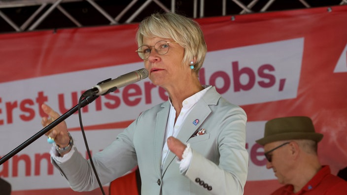 Rednerin Dorothee Feller, NRW-Bildungsministerin (CDU), am 01.05.2026 im Stadtgarten in Gelsenkirchen