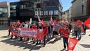 Eine Gruppe von Menschen marschiert beim 1. Mai Demo in Lüdescheid