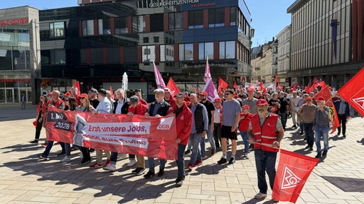 Eine Gruppe von Menschen marschiert beim 1. Mai Demo in Lüdescheid