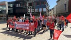 Eine Gruppe von Menschen marschiert beim 1. Mai Demo in Lüdescheid