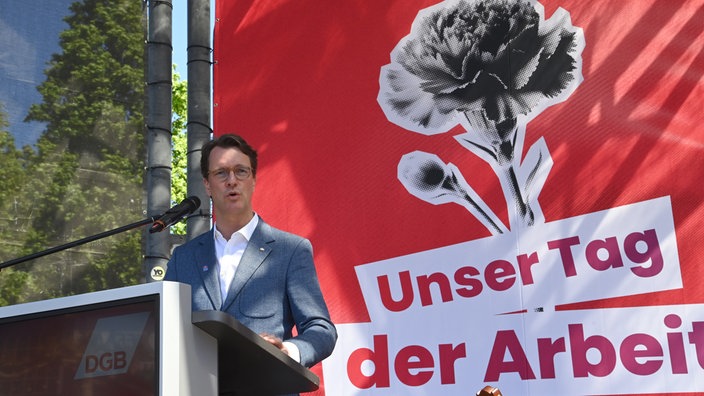 Hendrik Wüst (NRW-Ministerpräsident) bei seiner Rede in der Kundgebung des DGB Nordrhein-Westfalen zum 1. Mai