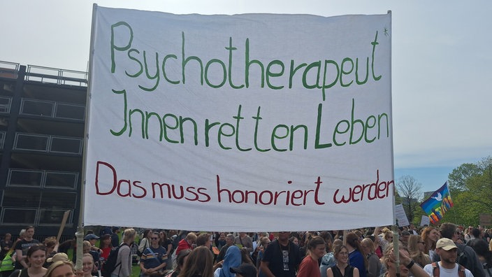 Auf einem Plakat steht Psychotherapeuten retten Leben