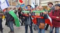 Demonstranten mit Fahnen und Schildern