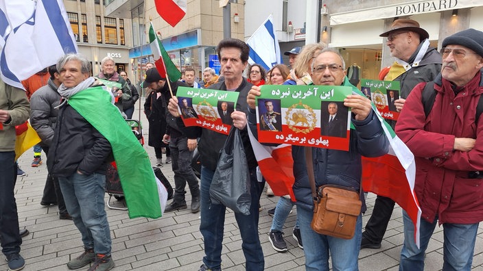 Demonstranten mit Fahnen und Schildern