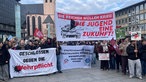 Viele junge Menschen auf dem Kölner Bahnhofsvorplatz
