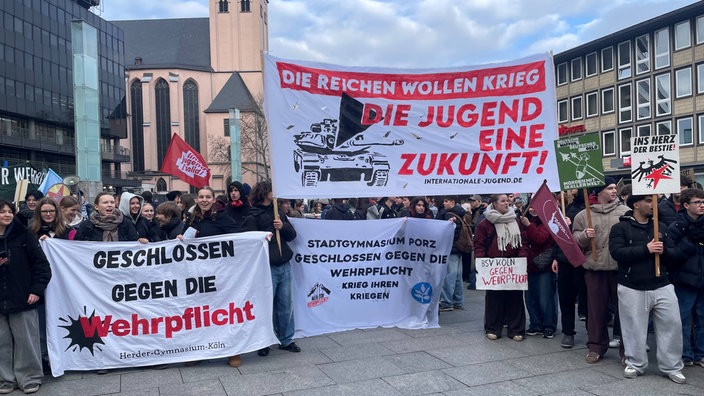 Viele junge Menschen auf dem Kölner Bahnhofsvorplatz