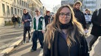 Eine junge Frau mit dunkler Brille und langen braunen Haaren in Bonn