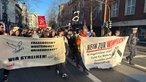 Viele junge Menschen laufen auf der Straße